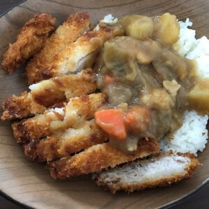 カツカレー、揚げたてのカツにトロっとカレーをかけて